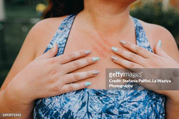 hands on scratched chest - skin cross section stock pictures, royalty-free photos & images