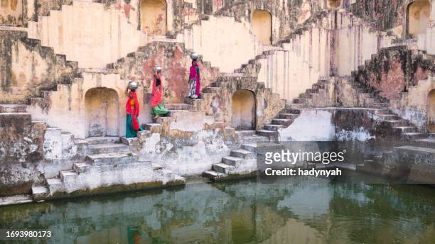 インドの女性水を運ぶ stepwell ジャイプール近くの - step well ストックフォトと画像