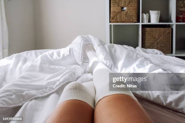 unrecognizable female in bed - pantimedias fotografías e imágenes de stock