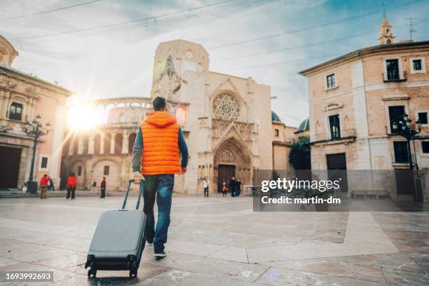 solo traveller visiting valencia, plaza de la virgen - destination de voyage 個照片及圖片檔