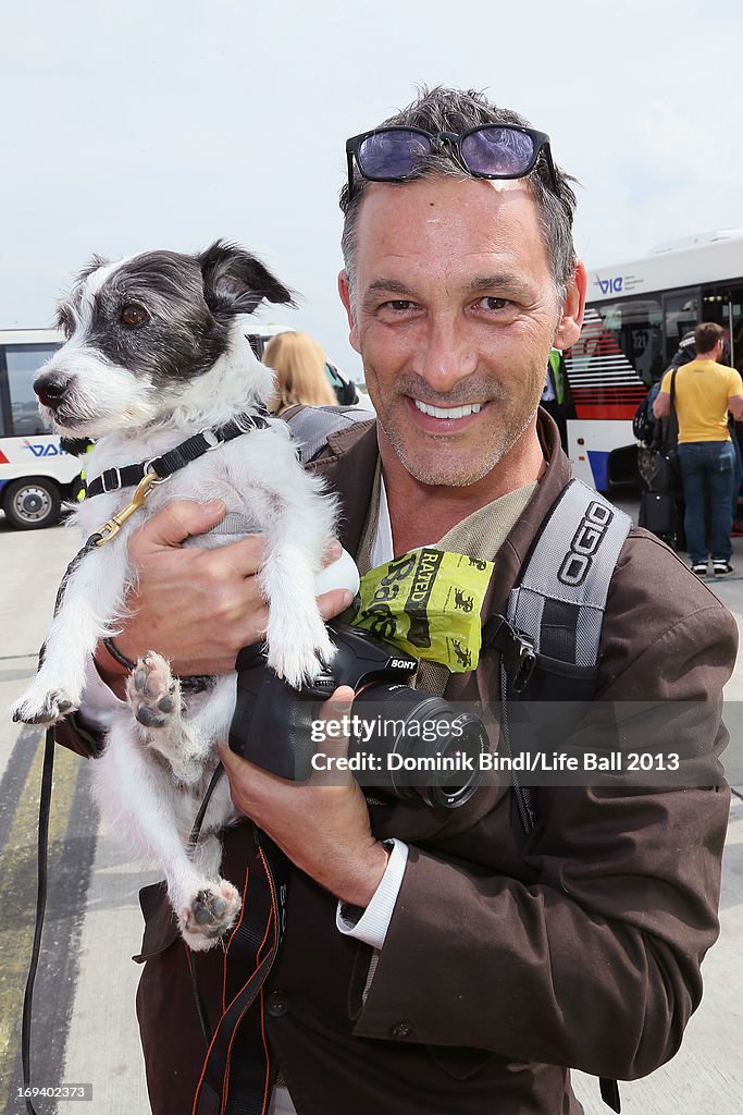 John Chaillot arrives with the Life Ball Plane from NY to Vienna on