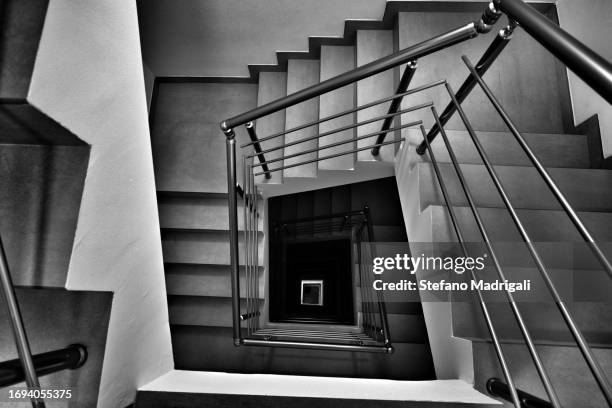 staircase with internal steps, which spirals down, seen from above - treppengeländer stock-fotos und bilder
