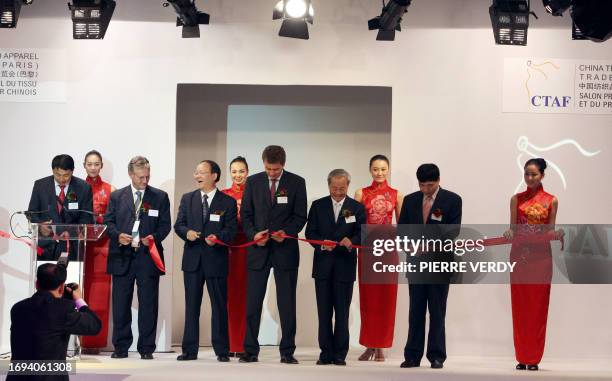 Chairman of the China Textile And Apparel Trade Fair Du Yuzhou inaugurates the show, the 17 September 2007 in Le Bourget, northern suburb of Paris....