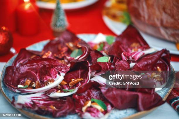 radicchio-salat zum weihnachtsessen - radicchio stock-fotos und bilder