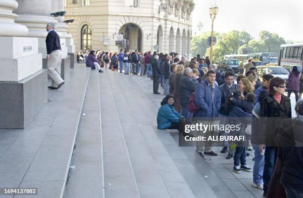 Hundreds wait in line outside Banco Nacion in Buenos Aires 21 May 2002 after the government's decision to stop the absorbtion and suspend all...