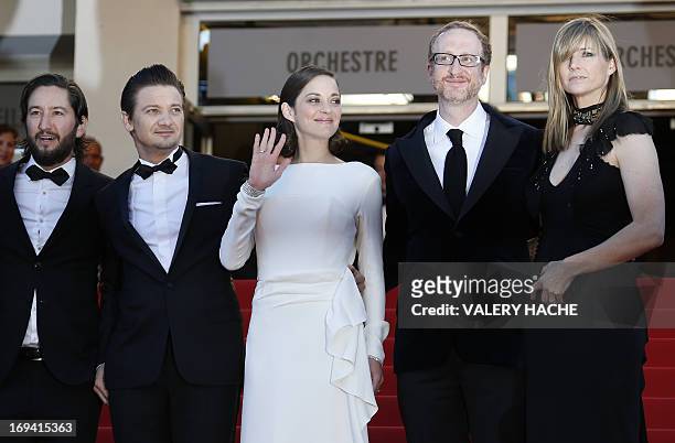 Producer Greg Shapiro, US actor Jeremy Renner, French actress Marion Cotillard and US director James Gray and his wife Alexandra Dickson pose on May...
