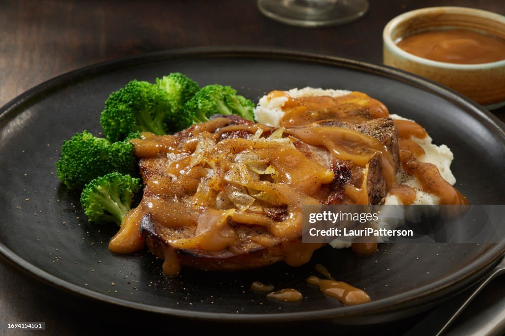 Gegrilltes Schweinekotelett mit Kartoffelpüree