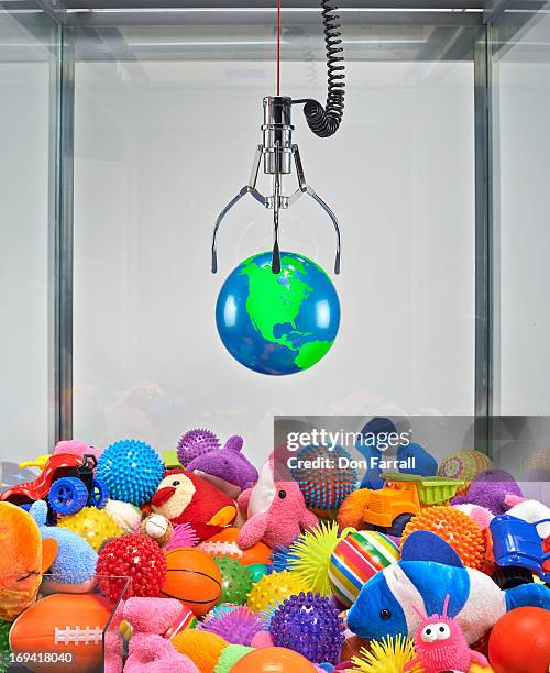 claw machine, dropping the world - toy fair stockfoto's en -beelden