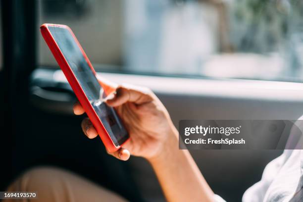 vue rapprochée d’une femme d’affaires cubaine méconnaissable regardant quelque chose sur son téléphone portable pendant les trajets - générique photos et images de collection