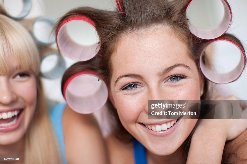 Frau mit Lockenwickler im Haar