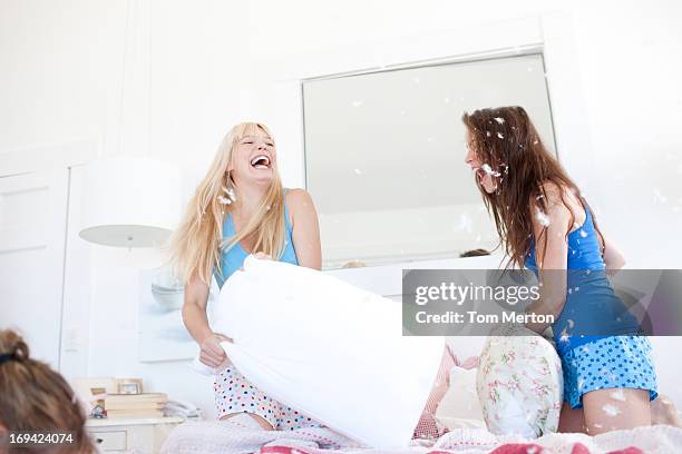 Donna Di Lotta Cuscini In Camera Da Letto, Foto stock