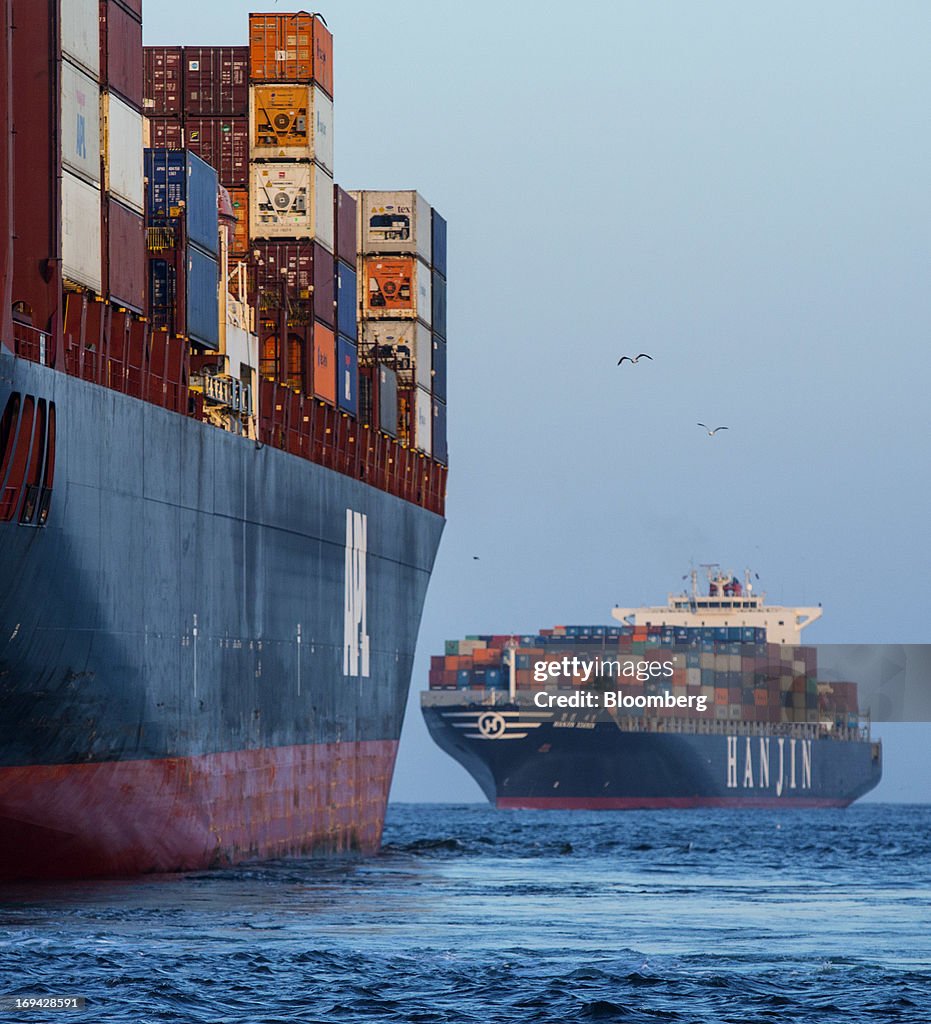 American Container Line An American President Lines Ltd. ) container ship, left, and a Hanjin ...