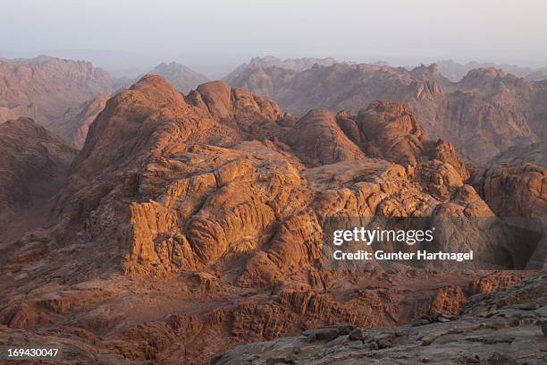 mount sinai in early morning light - sinai stock-fotos und bilder