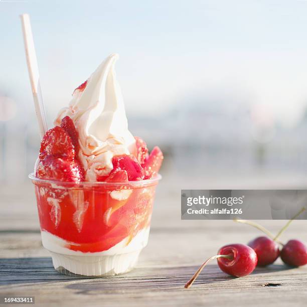 summer time - ice cream sundae stockfoto's en -beelden