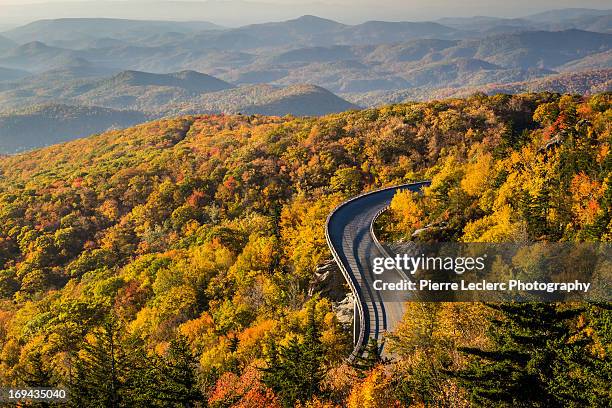 linn cove viaduct, blue ridge parkway - north carolina fotografías e imágenes de stock