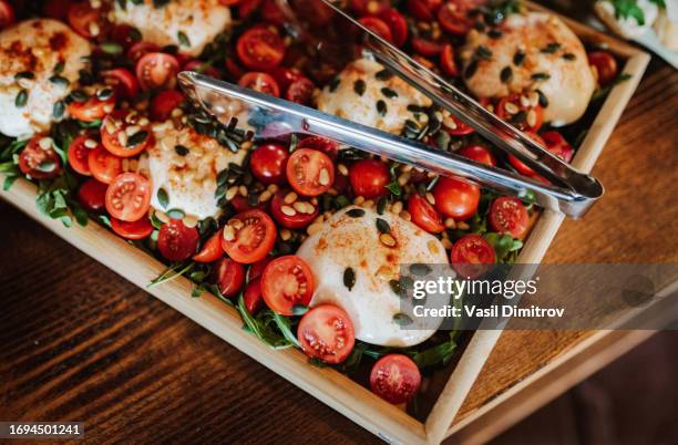 burrata-käse mit kirschtomaten und frischem gemüse - mediterran menü stock-fotos und bilder