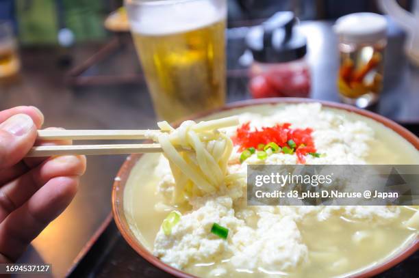 eat delicious yushi tofu soba (crushed soft tofu buckwheat noodles) at a traditional okinawan restaurant.

ama beach, zamami island, zamami vil., shimajiri, okinawa, japan.
photo taken november 25, 2022. - 那覇市 stockfoto's en -beelden