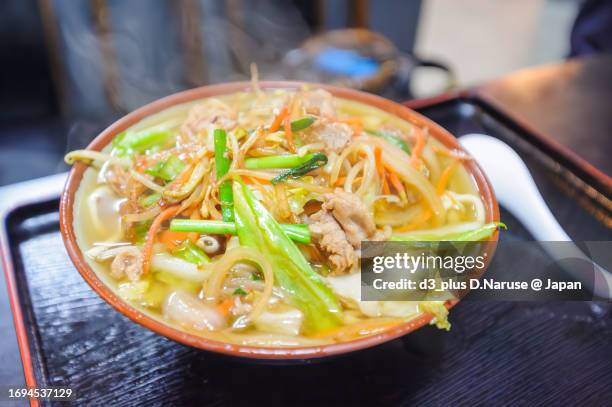 eat delicious vegetable okinawa soba noodle at a traditional okinawan restaurant.

ama beach, zamami island, zamami vil., shimajiri, okinawa, japan.
photo taken november 25, 2022. - 那覇市 stockfoto's en -beelden