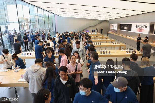 1,776 Apple Store Queue Stock Photos, High-Res Pictures, and Images ...
