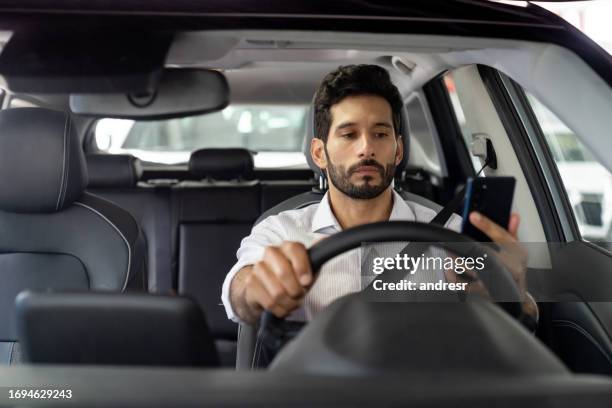 crowdsourcing-taxifahrer mit seinem handy - abgelenkt stock-fotos und bilder