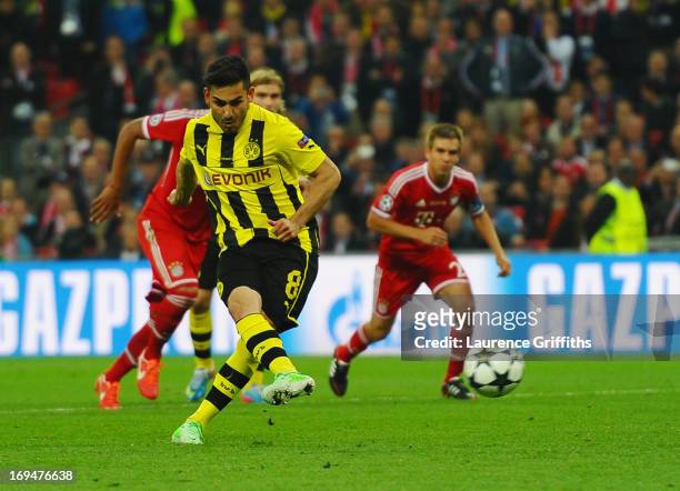 Ilkay Gundogan of Borussia Dortmund scores a goal from the penalty spot during the UEFA Champions League final match between Borussia Dortmund and FC...