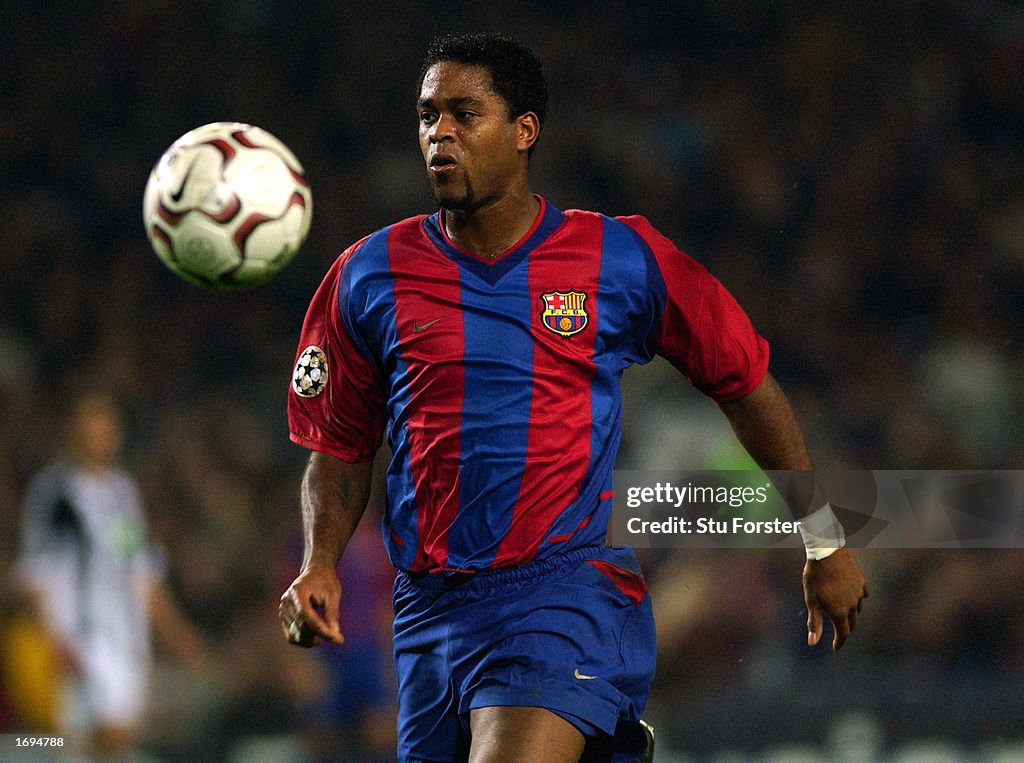 Patrick Kluivert of Barcelona chasing the ball