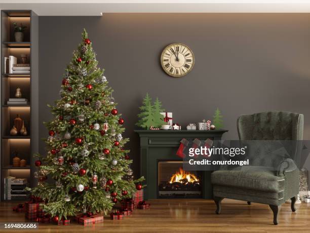 クリスマスツリー、装飾品、ギフトボックス、暖炉、肘掛け椅子を持つモダンなリビングルームの内部 - 古典様式　壁 ストックフォトと画像