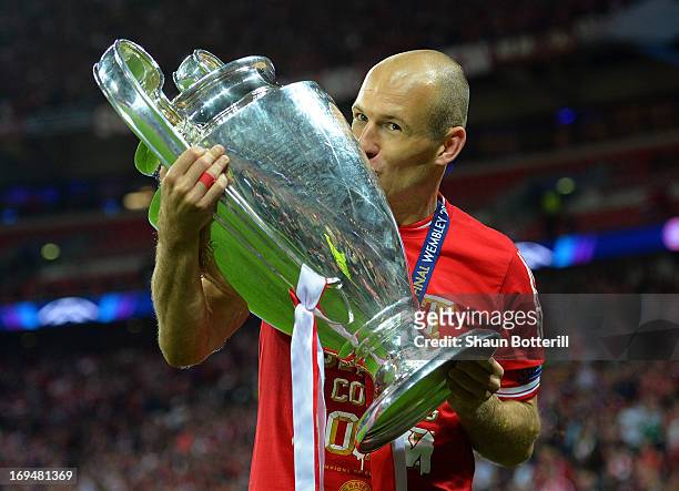 Arjen Robben of Bayern Muenchen holds the trophy after winning the UEFA Champions League final match against Borussia Dortmund at Wembley Stadium on...