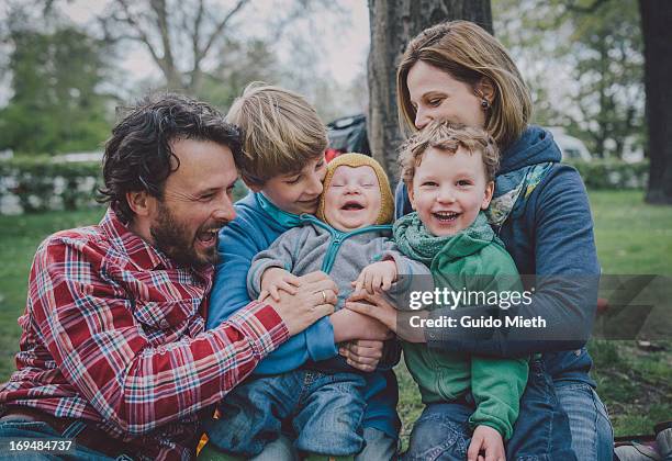 happy family in park. - familie met drie kinderen stockfoto's en -beelden