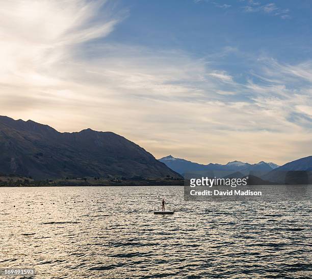 woman on floating dock. - lago wanaka - fotografias e filmes do acervo