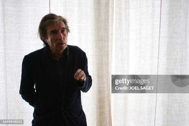 Le réalisateur français Jacques Doillon pose, le 02 octobre 2006 à Paris. La cinémathèque française présentera du 04 au 29 octobre 2006 à Paris, une...