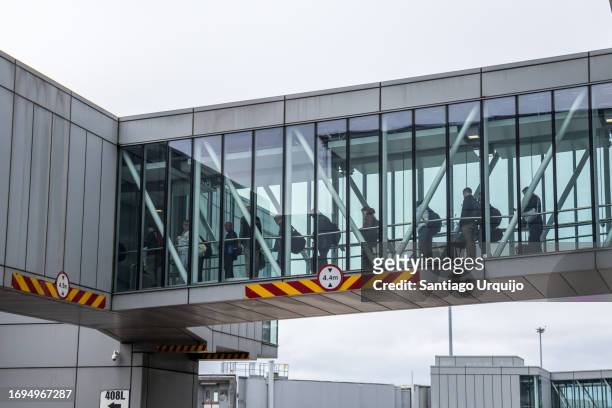 passengers embarking on a plane through a passenger boarding bridge at dublin airport - passenger boarding bridge stock-fotos und bilder