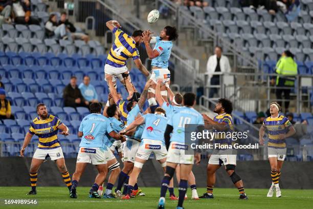 Justin Sangster of Bay of Plenty and Rob Rush of Northland compete for line out ball during the round eight Bunnings Warehouse NPC match between...