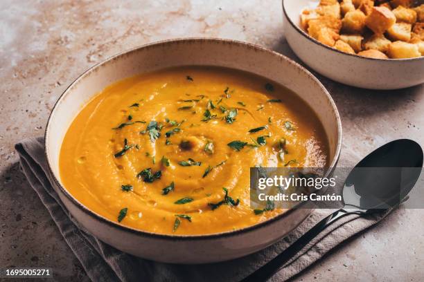 pumpkin soup on brown background - pureed 個照片及圖片檔