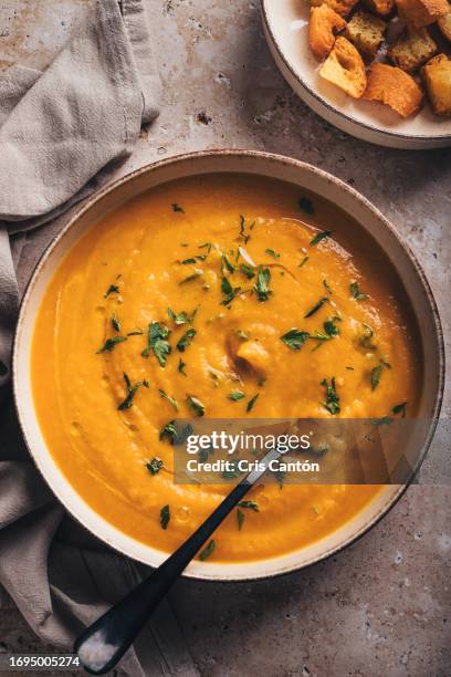 pumpkin soup on brown background - suppe stock-fotos und bilder