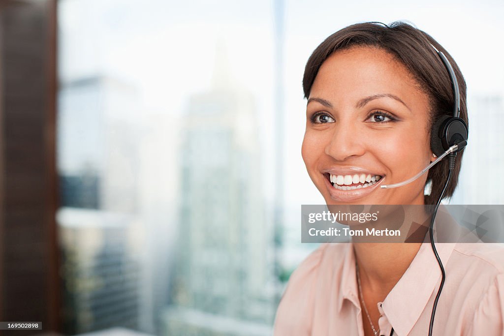 Lächelnd Geschäftsfrau mit headset