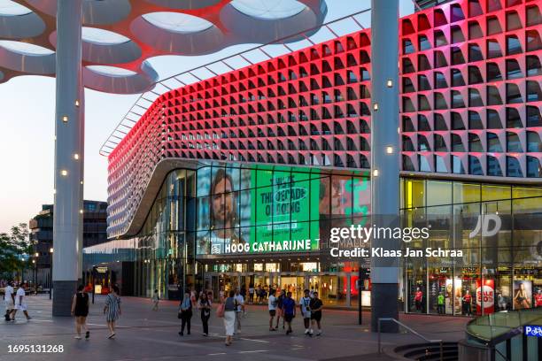 centro commerciale "hoog catharijne", vicino alla stazione centrale di utrecht. - utrecht foto e immagini stock