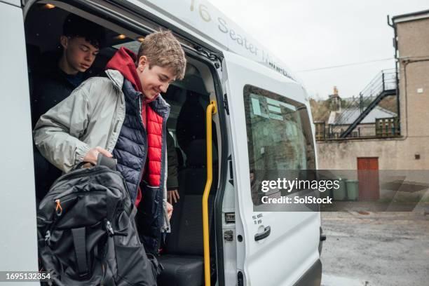 arrivée au centre d’accueil - bus scolaire photos et images de collection