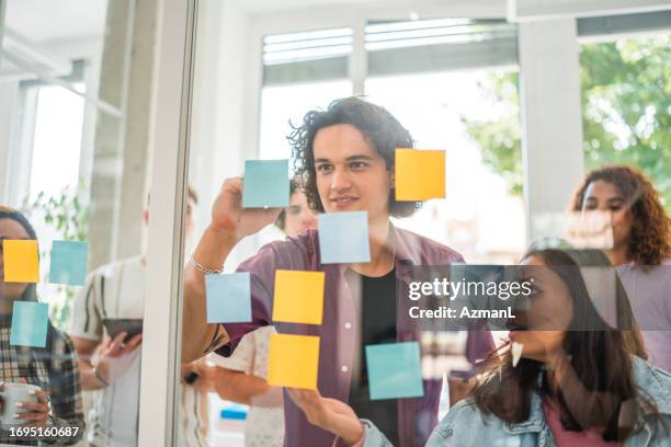 brainstorming der generation z für den erfolg im digitalen marketing - digitales marketing stock-fotos und bilder