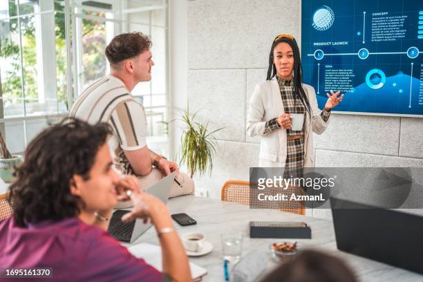 imprenditrice della generazione z di razza mista che conduce una riunione produttiva nella sala conferenze - case study foto e immagini stock