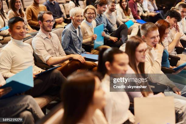 crowd of people attending a seminar in convention center. - sala de imprensa imagens e fotografias de stock
