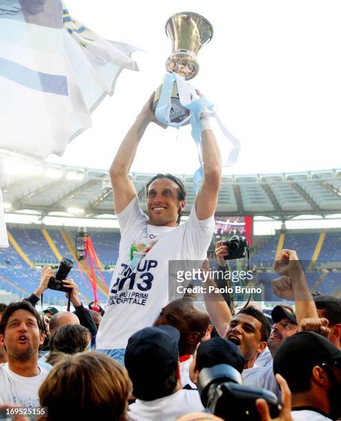 Stefano Mauri with his teammates of SS Lazio celebrate with the trophy after winning the Tim cup final against AS Roma at Stadio Olimpico on May 26,...