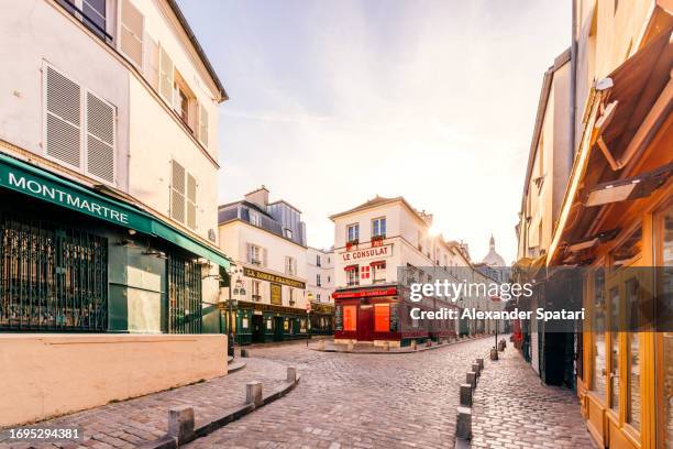 empty cobbled streets of montmartre on a sunny morning, paris, france - church color light paris stockfoto's en -beelden