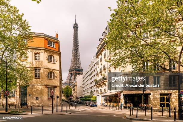 street in paris with eiffel tower, france - eifel tower stock pictures, royalty-free photos & images