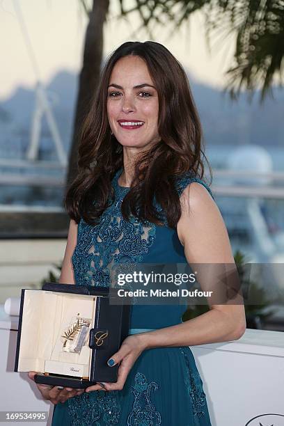 Berenice Bejo poses with the 'Best Performance by a Actress' award for 'Le PassŽ' at the Palme D'Or Winners Photocall during the 66th Annual Cannes...