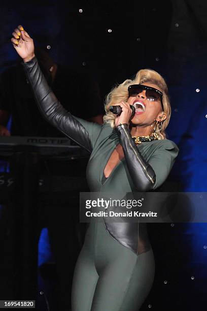 Mary J. Blige performs at Caesars Circus Maximus Theater on May 26, 2013 in Atlantic City, New Jersey.
