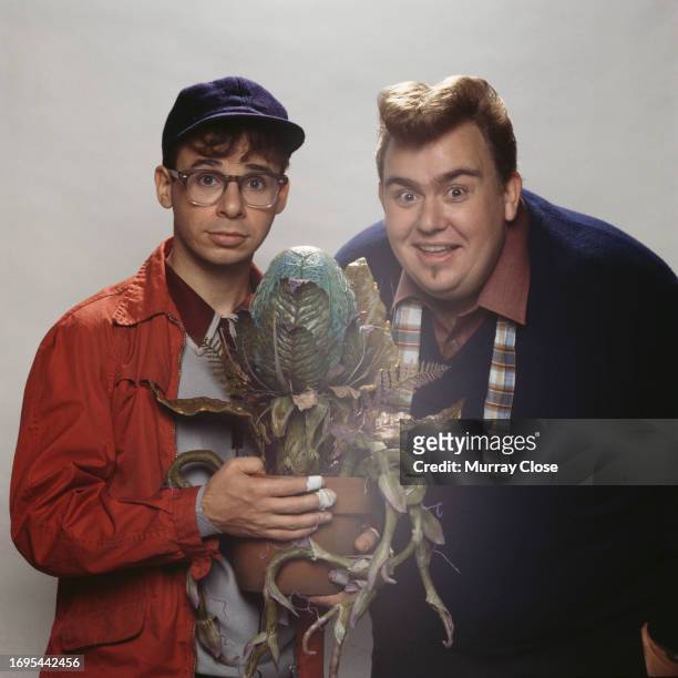 Canadien actor Rick Moranis and the Canadian-American actor John Candy with the plant Audrey II of the film Little Shop of Horrors, directed by Frank...