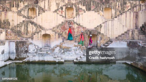 indian women carrying water from stepwell near jaipur - stepwell 個照片及圖片檔