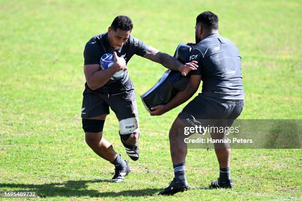 Shannon Frizell of the All Blacks runs through drills during a New Zealand All Blacks training session at Stade Jacques-Chaban-Delmas on September...