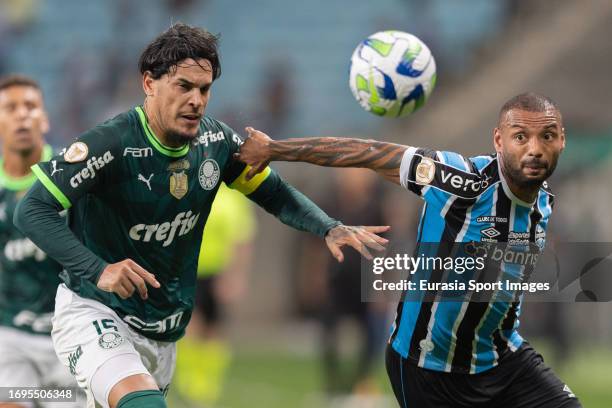 João Pedro Galvão of Gremio battles for the ball with Gustavo Gómez of Palmeiras during Campeonato Brasileiro Serie A match between Gremio and...